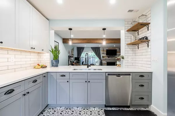 Coquitlam, BC V3E 1C2,1140 Eagleridge DR #17