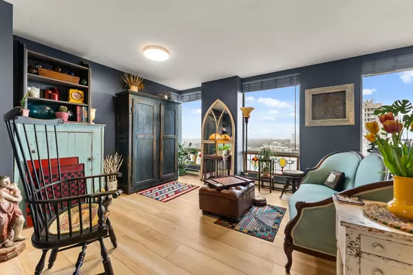 Surrey, BC V3R 0V9,14820 104 AVE #1702