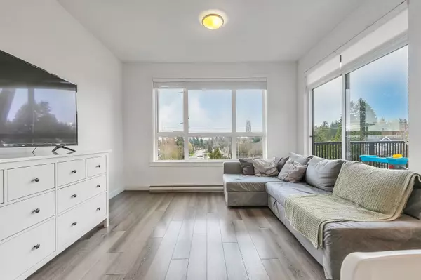 Surrey, BC V4P 1G9,2960 151 ST #404