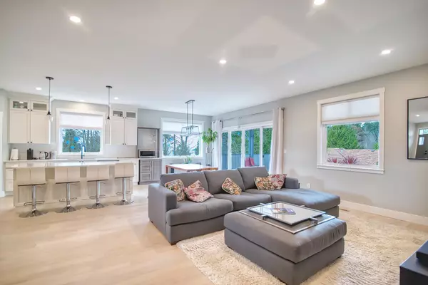 Sechelt, BC V7Z 0B9,5206 Heather RD
