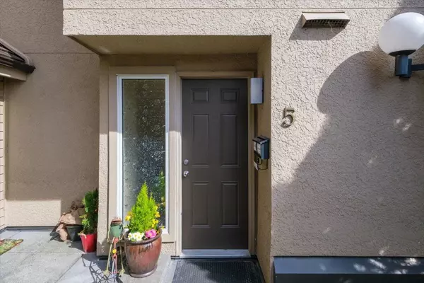 230 W 15th ST #5,  North Vancouver,  BC V7M 1S3