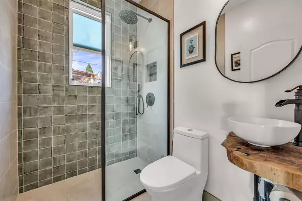 Vancouver, BC V6A 3A1,880 Gore AVE