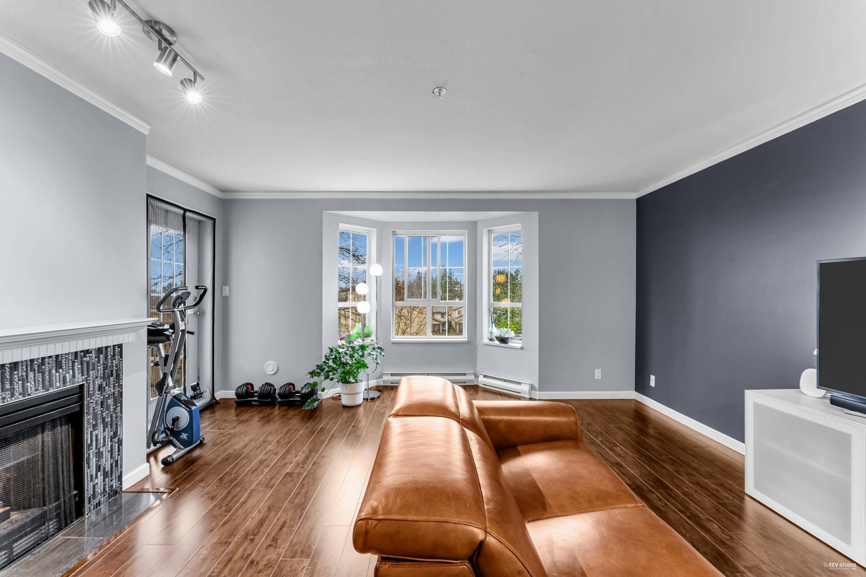 Surrey, BC V3R 0W8,15268 105 AVE #409
