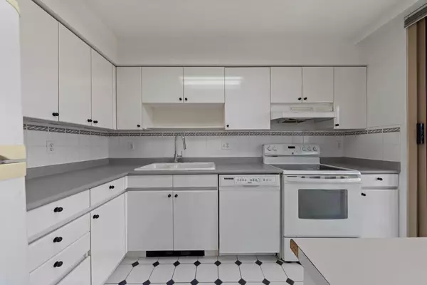 North Vancouver, BC V7J 3T5,1327 E Keith RD #806