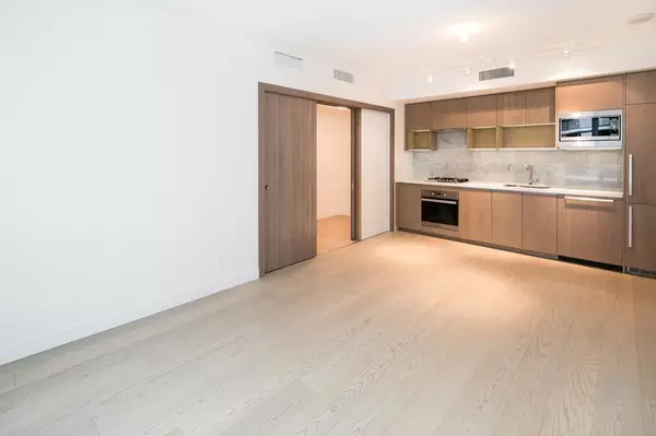 Vancouver, BC V6B 0P4,68 Smithe ST #802