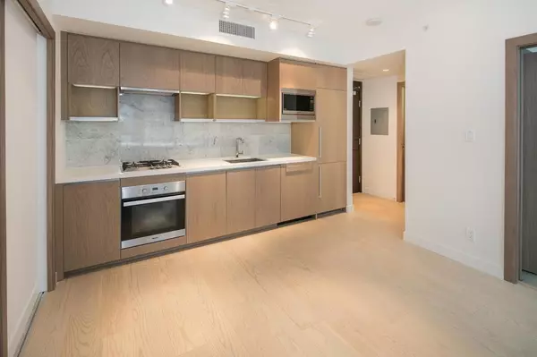 Vancouver, BC V6B 0P4,68 Smithe ST #802