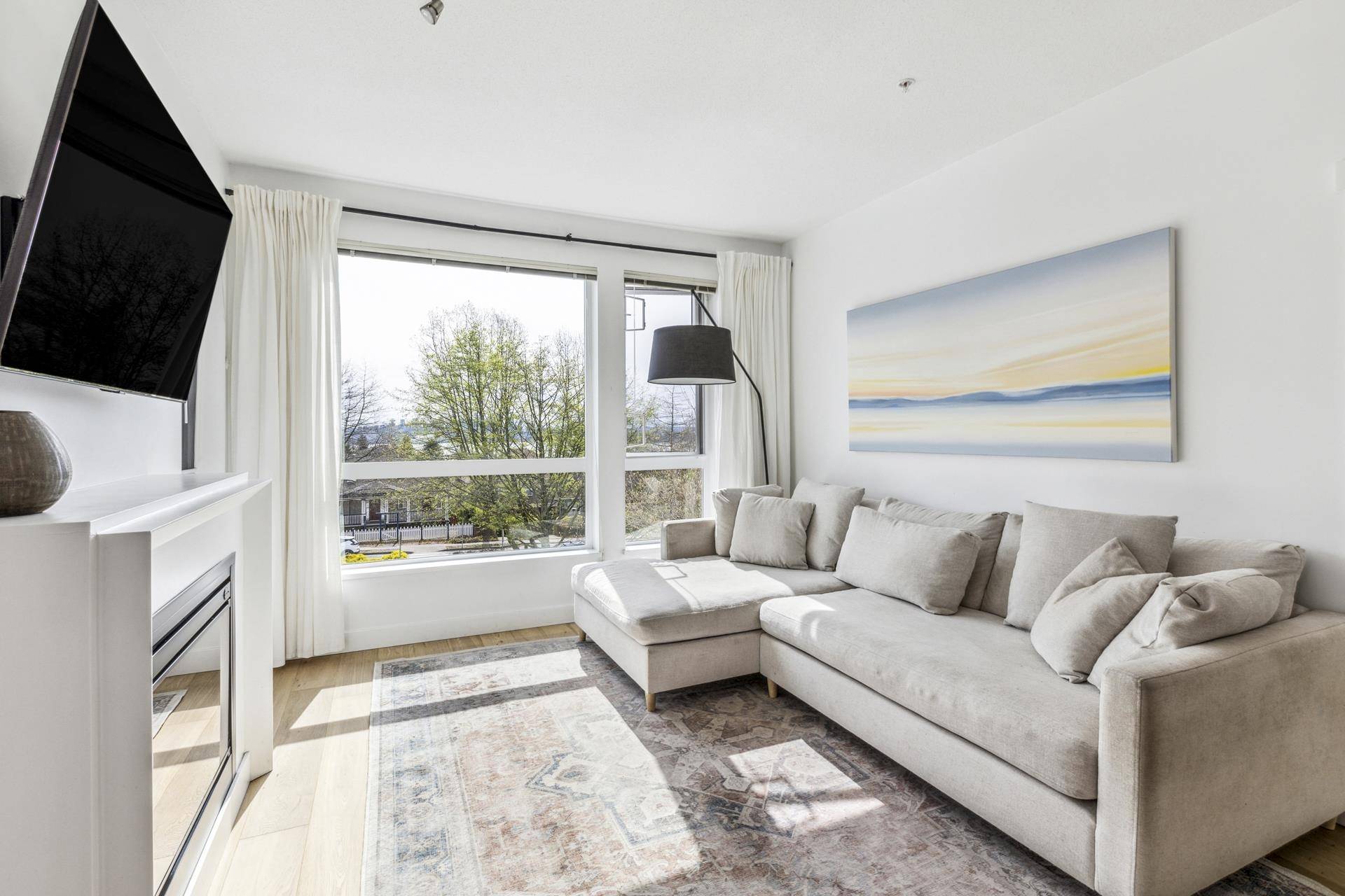 North Vancouver, BC V7M 3L8,717 Chesterfield AVE #208