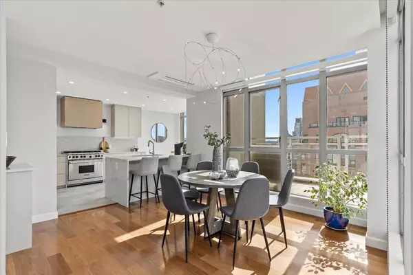 Vancouver, BC V6B 6M6,1238 Richards ST #PH2802