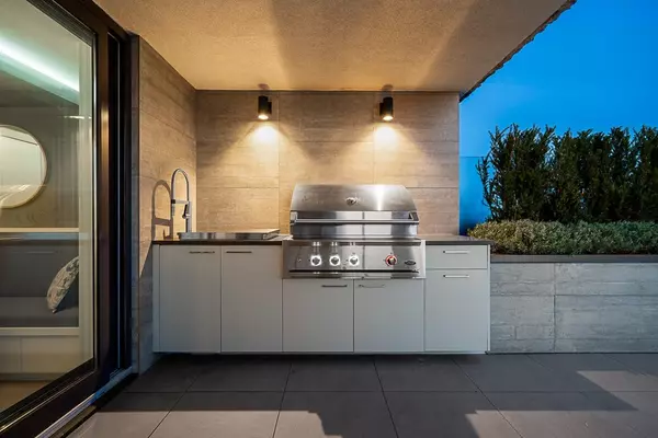 West Vancouver, BC V7V 4R4,2090 Argyle AVE #601