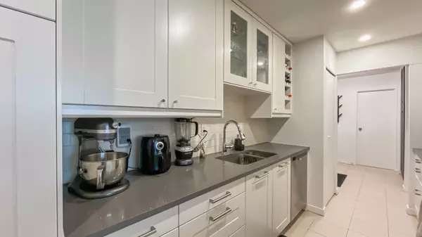 Burnaby, BC V3N 4R1,9584 Manchester DR #309