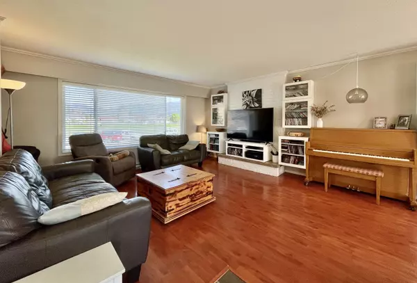 Sechelt, BC V0N 3A0,5781 Dolphin ST