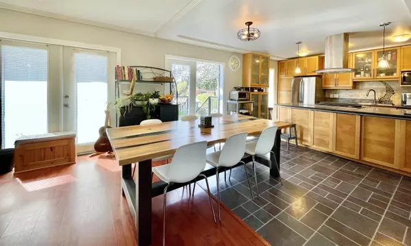 Sechelt, BC V0N 3A0,5781 Dolphin ST