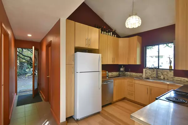 Sechelt, BC V7Z 0N3,6583 Acorn RD