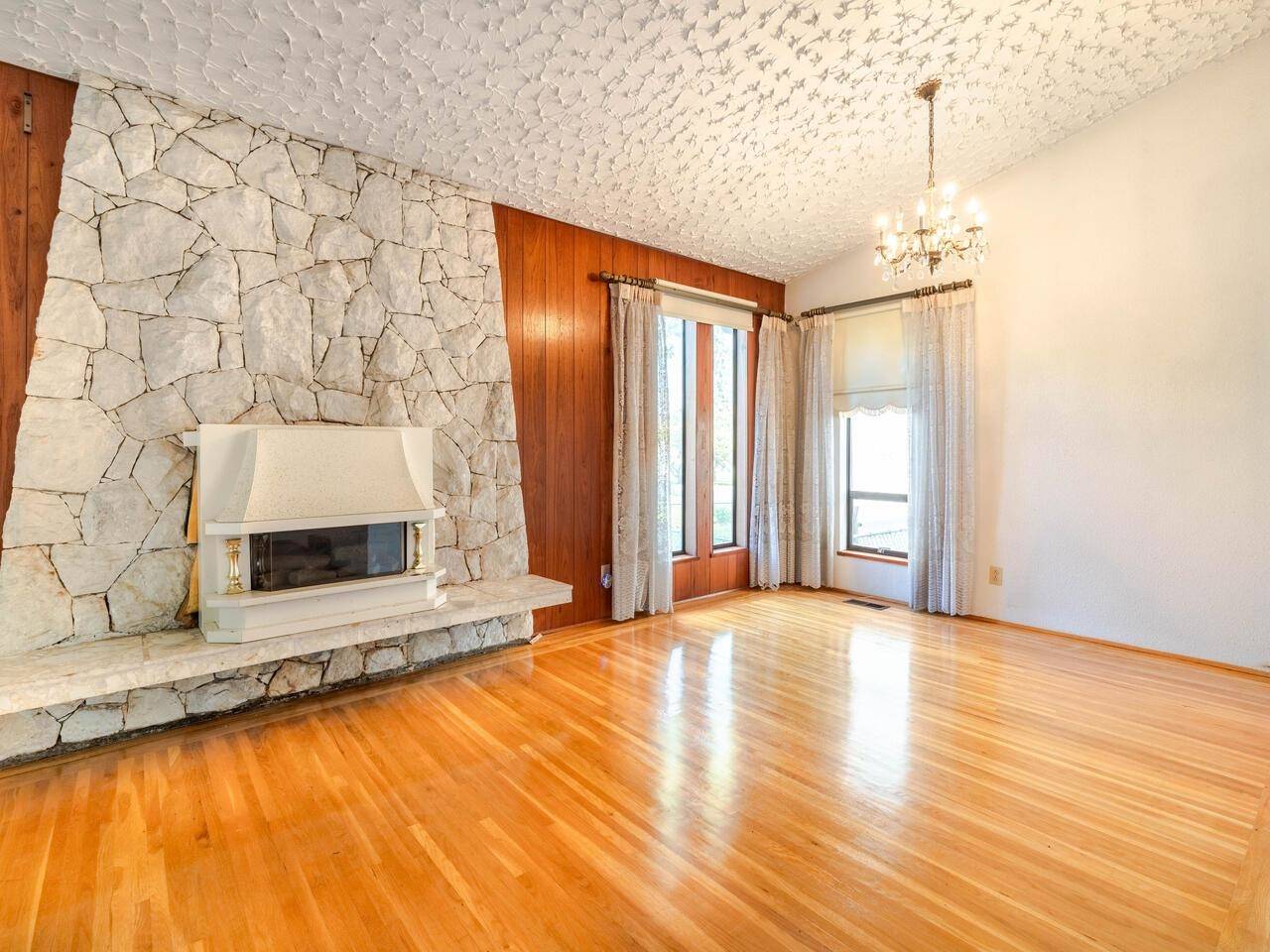 Burnaby, BC V5C 2G2,4470 Albert ST