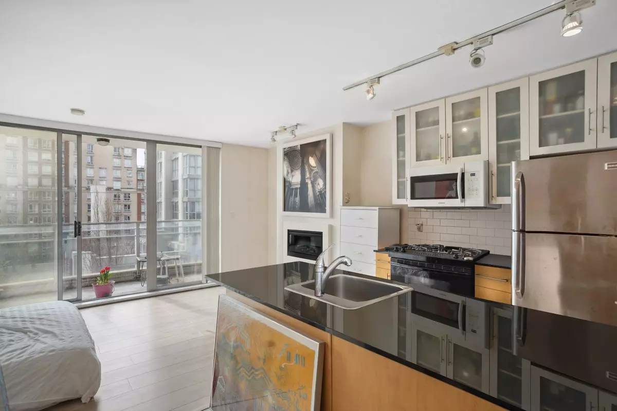 Vancouver, BC V6B 1E6,1225 Richards ST #605