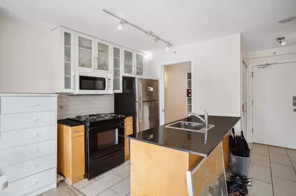 Vancouver, BC V6B 1E6,1225 Richards ST #605