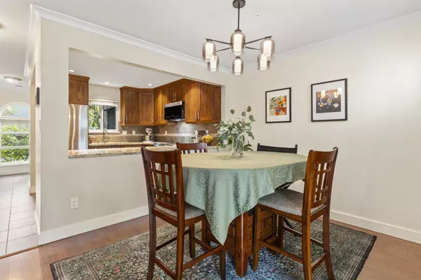 North Vancouver, BC V7P 3K5,900 W 17th ST #2