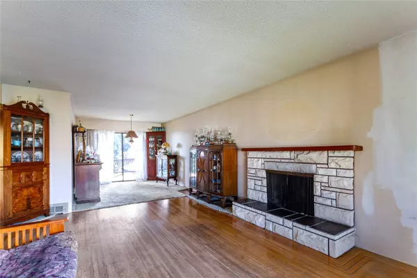 North Vancouver, BC V7L 2C1,733 E 9th ST