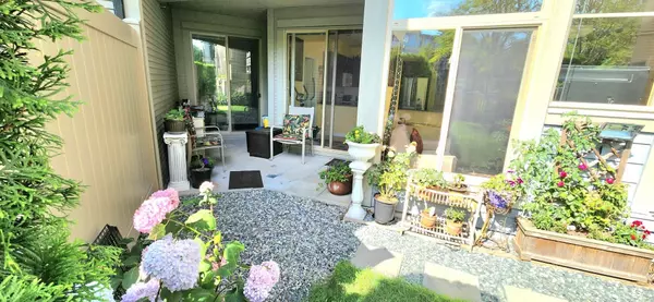 Surrey, BC V3R 0B3,15380 102a AVE #122