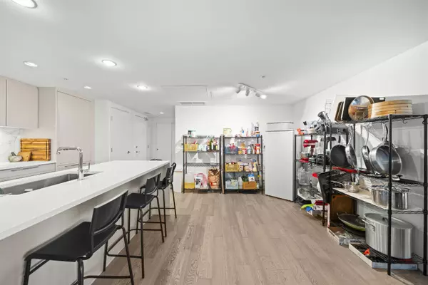 Vancouver, BC V6P 4Z2,7828 Granville ST #322