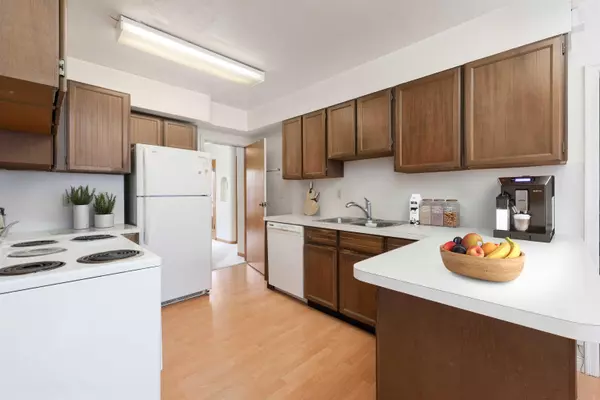 Vancouver, BC V5Y 2X2,257 W 46th AVE