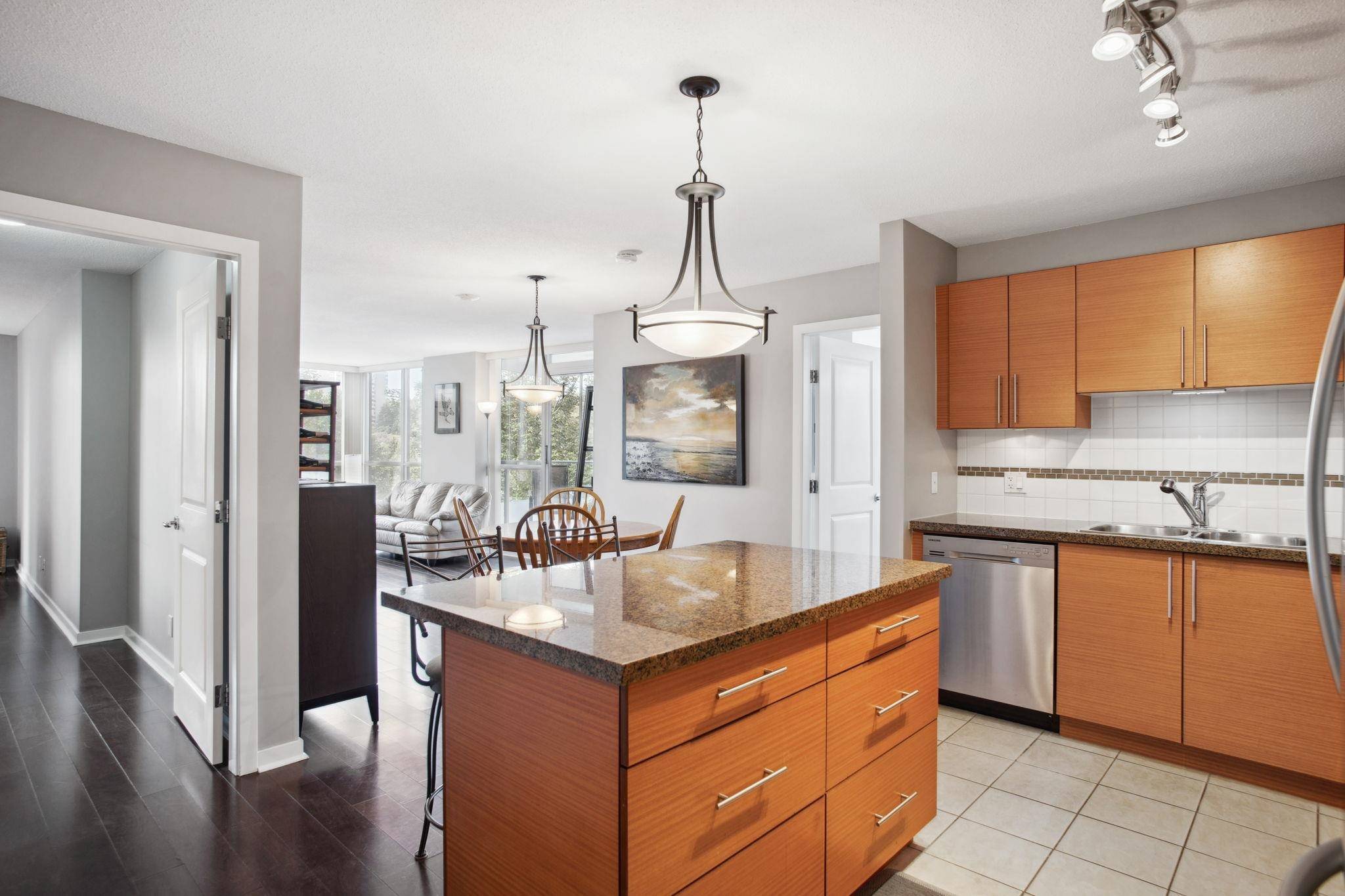 Burnaby, BC V5B 0A1,2225 Holdom AVE #906