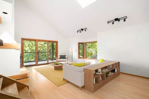 Bowen Island, BC V0N 1G1,1311 Hillcrest RD