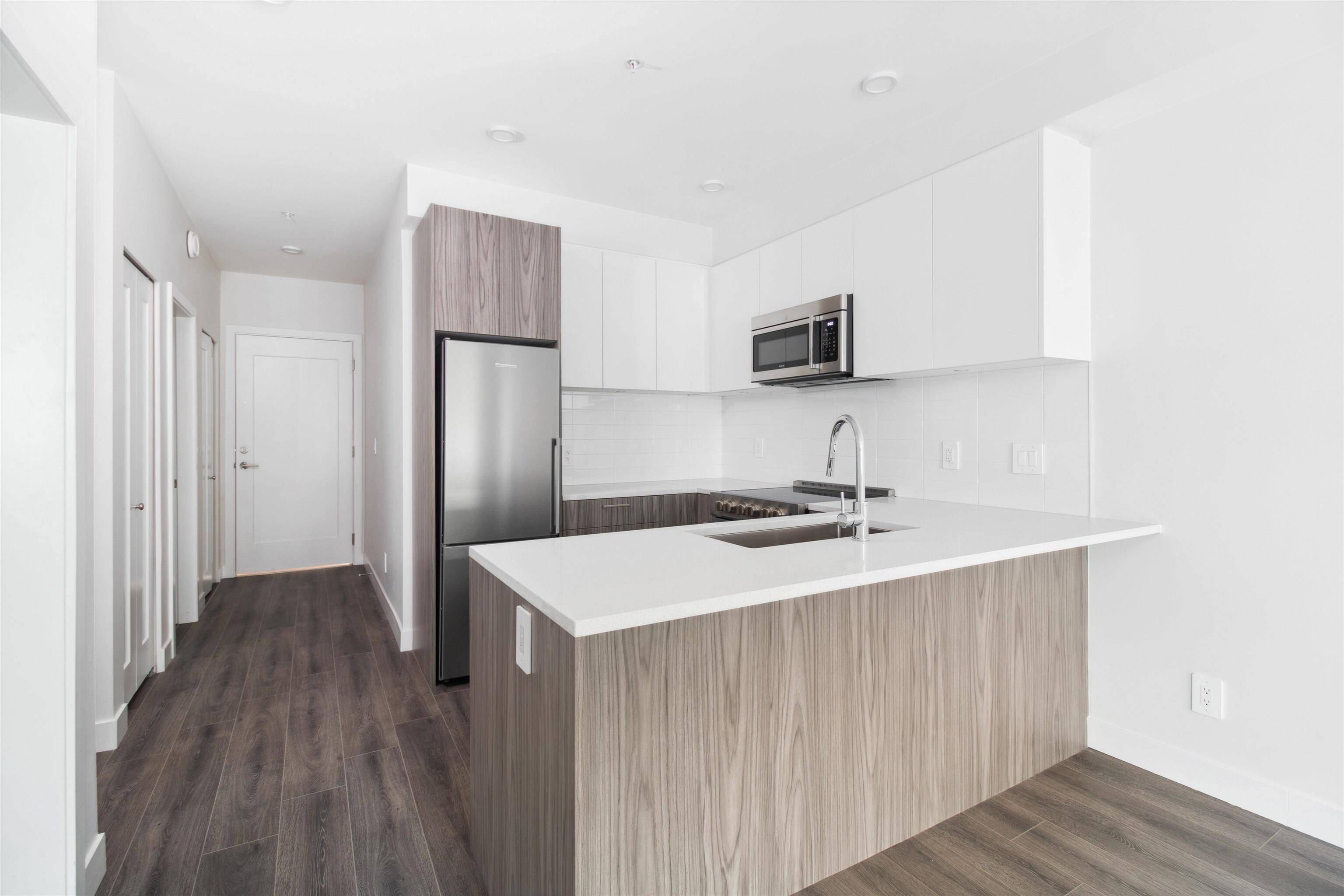 Burnaby, BC V5B 1R2,5535 Hastings ST #309