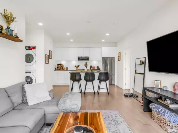 Port Coquitlam, BC V3C 1V3,2345 Rindall AVE #218