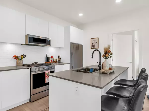 Port Coquitlam, BC V3C 1V3,2345 Rindall AVE #218