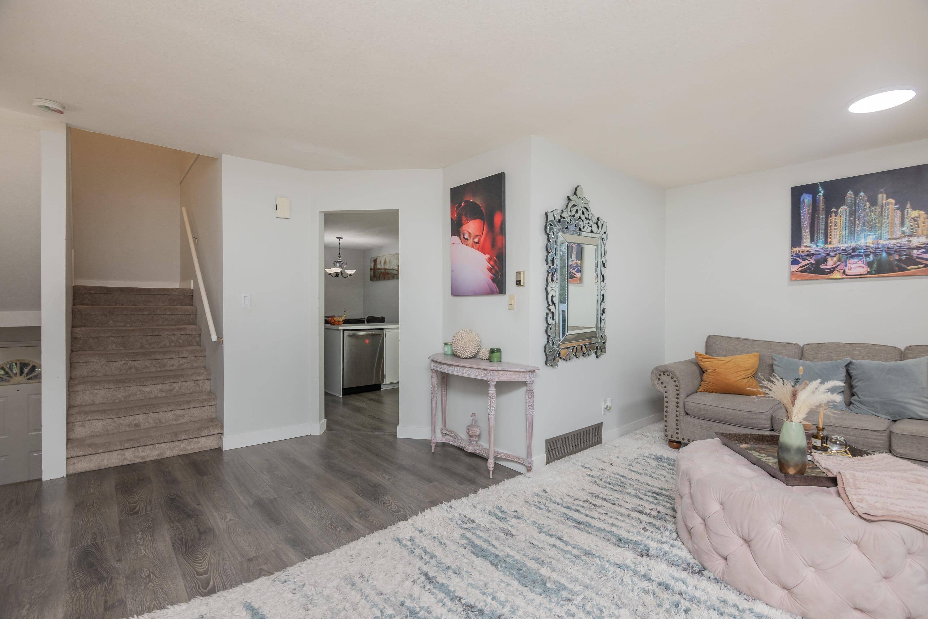 Surrey, BC V3R 1N1,15550 89 AVE #11