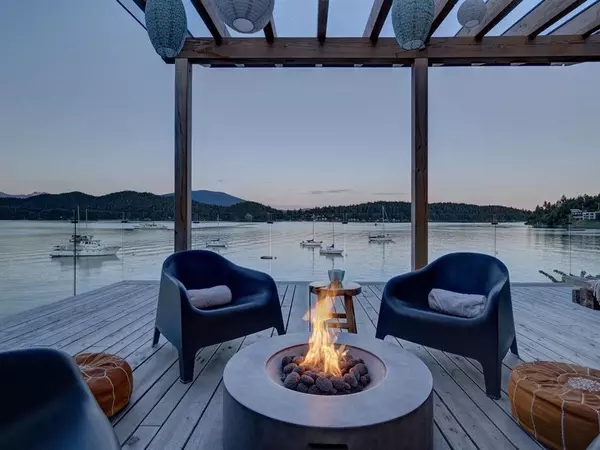 Gibsons, BC V0N 1V0,466 Marine DR