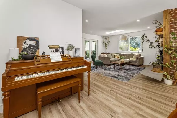 Roberts Creek, BC V0N 2W2,1544 Henderson AVE