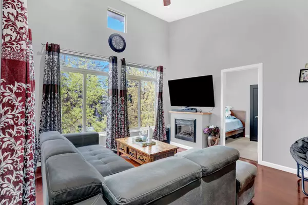 Surrey, BC V3R 0B4,15385 101a AVE #420