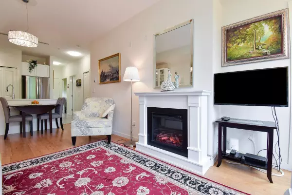 Surrey, BC V4P 0C7,2511 King George BLVD #204