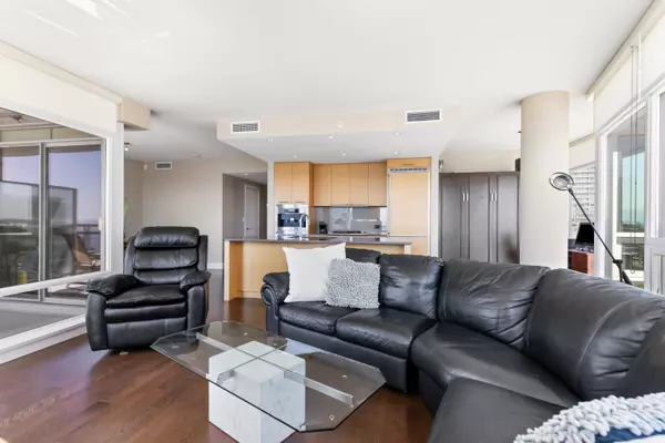 White Rock, BC V4B 0A3,15152 Russell AVE #1401