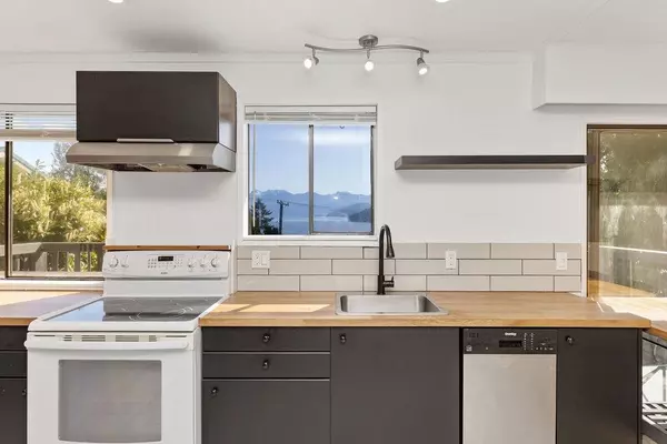 Gibsons, BC V0N 1V1,775 Marine DR