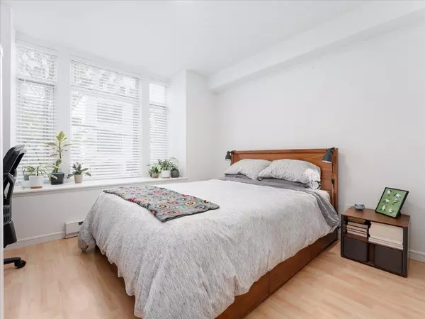 Vancouver, BC V6R 2G5,3727 W 10th AVE #211