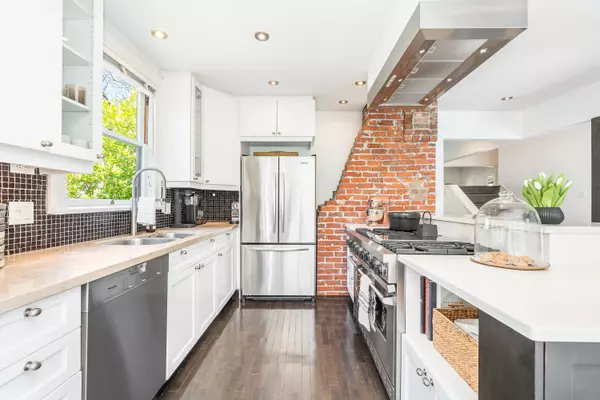Vancouver, BC V6R 2E4,4678 W 9th AVE