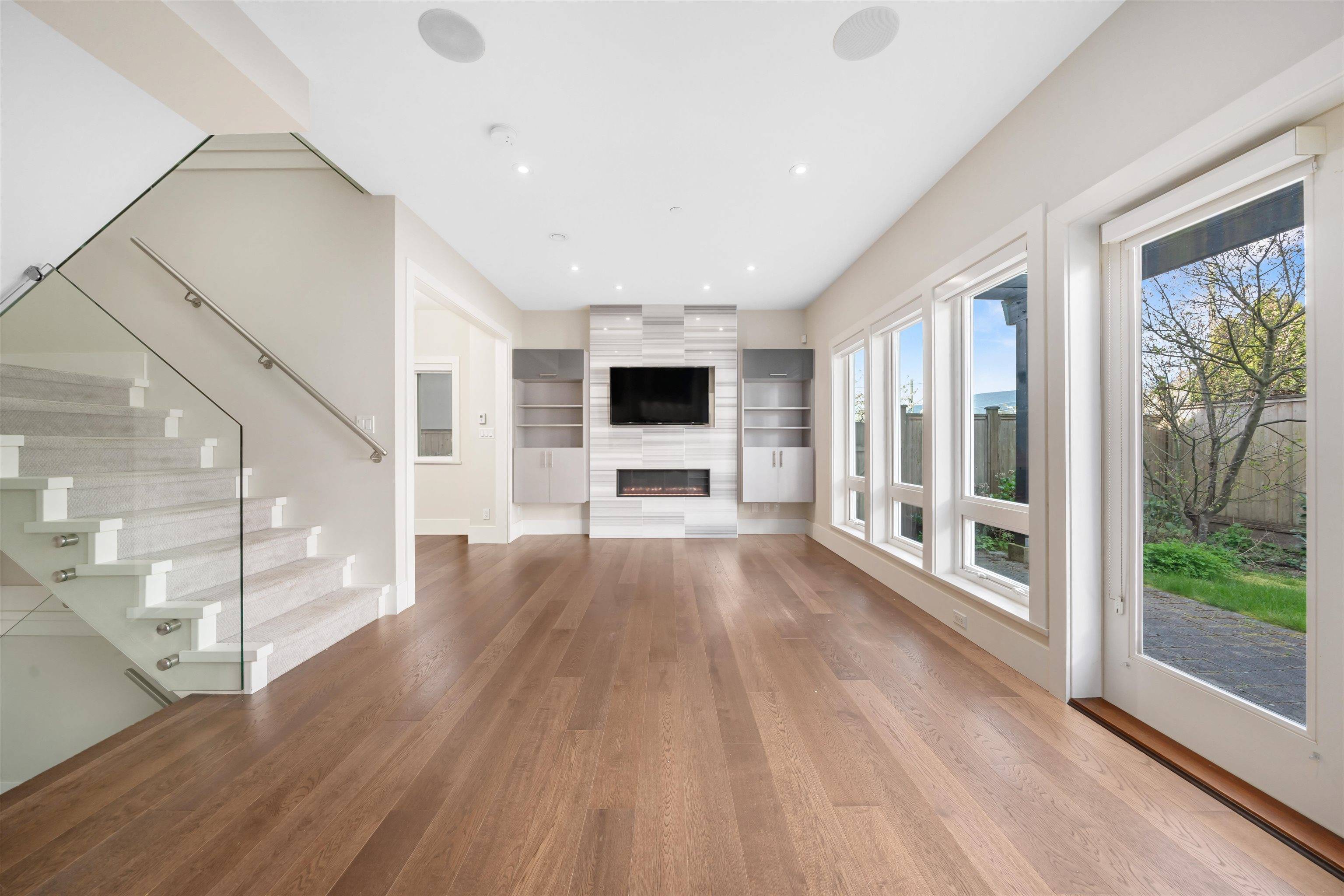 North Vancouver, BC V7M 1P6,330 W 14th ST #2