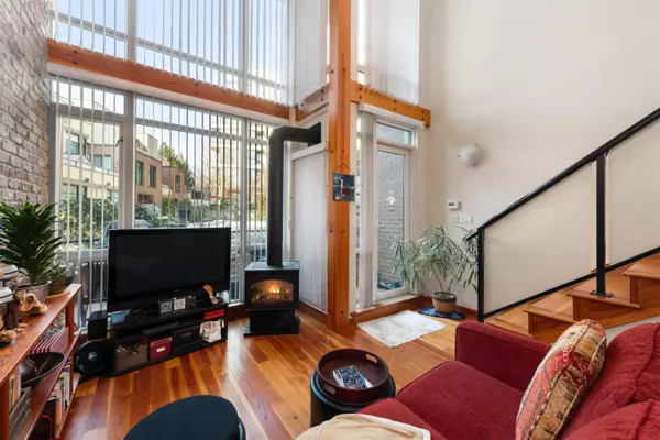 New Westminster, BC V3M 7B1,10 Renaissance SQ #104