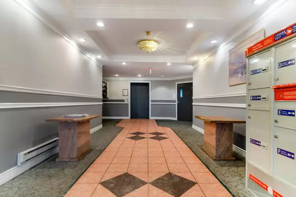 Surrey, BC V3W 1J2,8115 121a ST #214