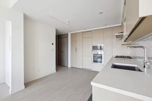 Burnaby, BC V5C 0M8,4720 Lougheed HWY #4106