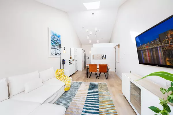 West Vancouver, BC V7T 2W9,1363 Clyde AVE #409