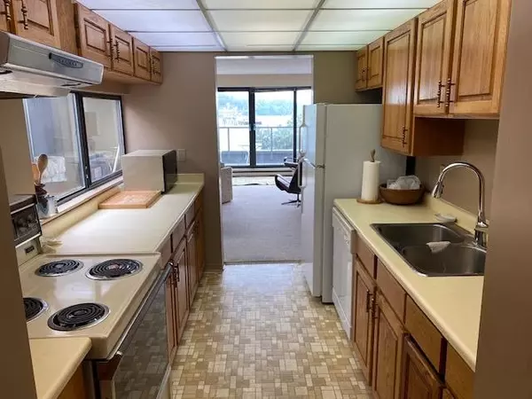 Sechelt, BC V7Z 0H5,5477 Wharf AVE #303