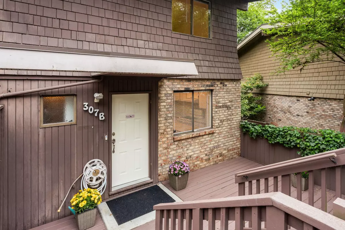 Port Moody, BC V3H 1S1,307B Evergreen DR