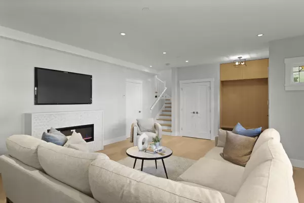 Vancouver, BC V6H 1R6,1060 W 15th AVE