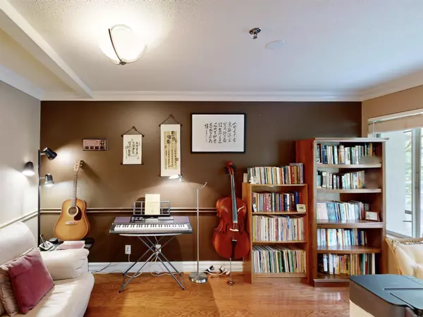 Burnaby, BC V3N 4V2,6737 Station Hill CT #204