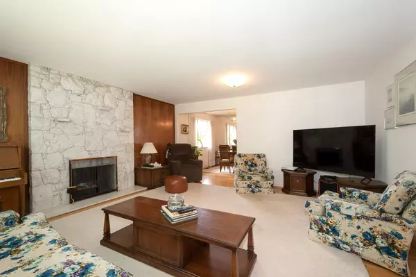 Burnaby, BC V5B 3V4,831 Holdom AVE
