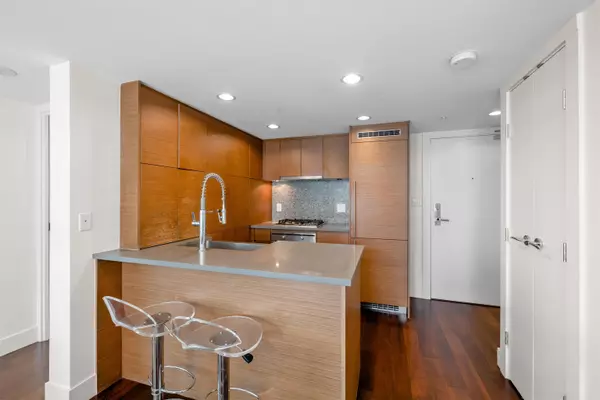 Vancouver, BC V6B 0E4,565 Smithe ST #804